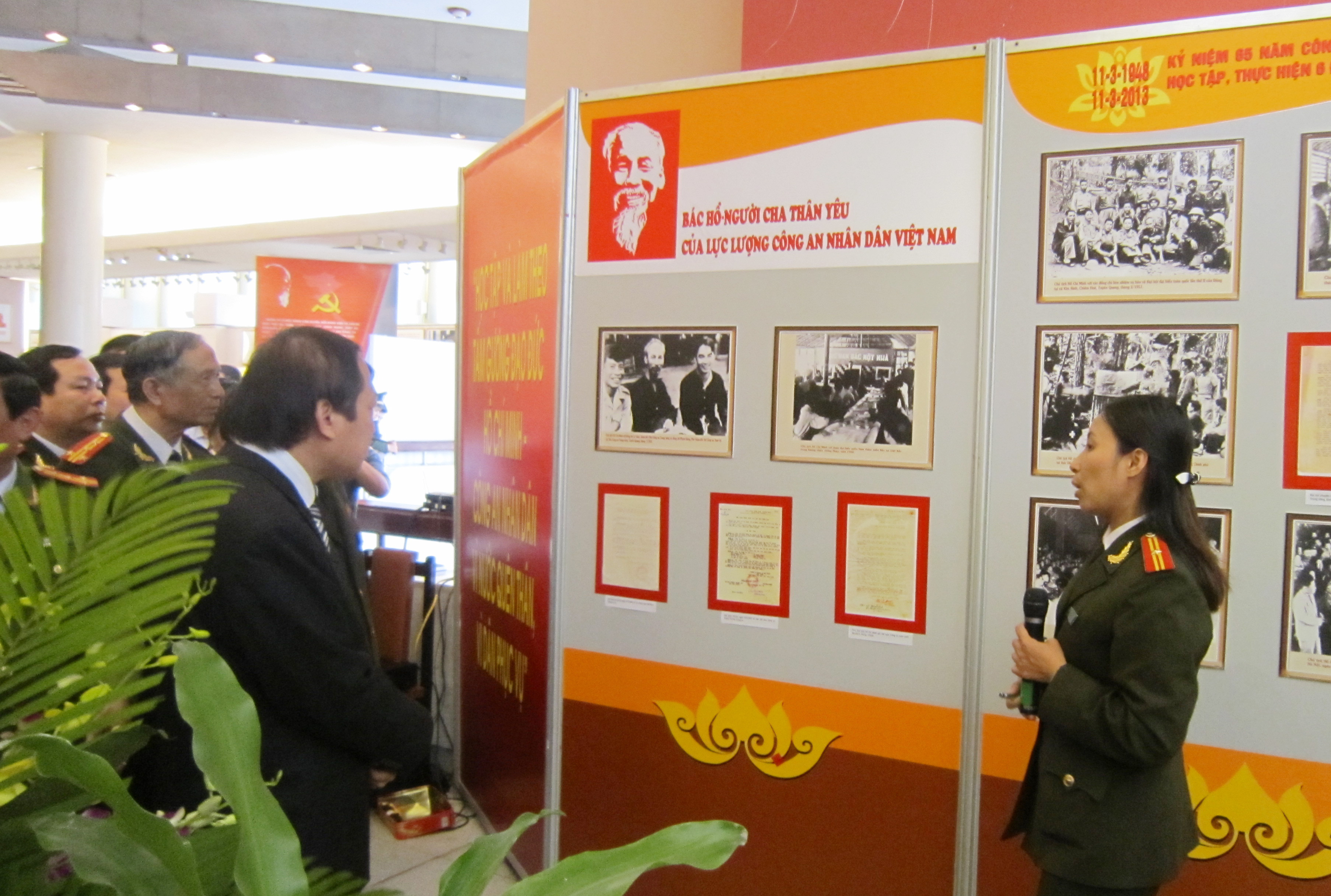 Lam Dong exposition Le Président Ho Chi Minh avec la police populaire du Vietnam